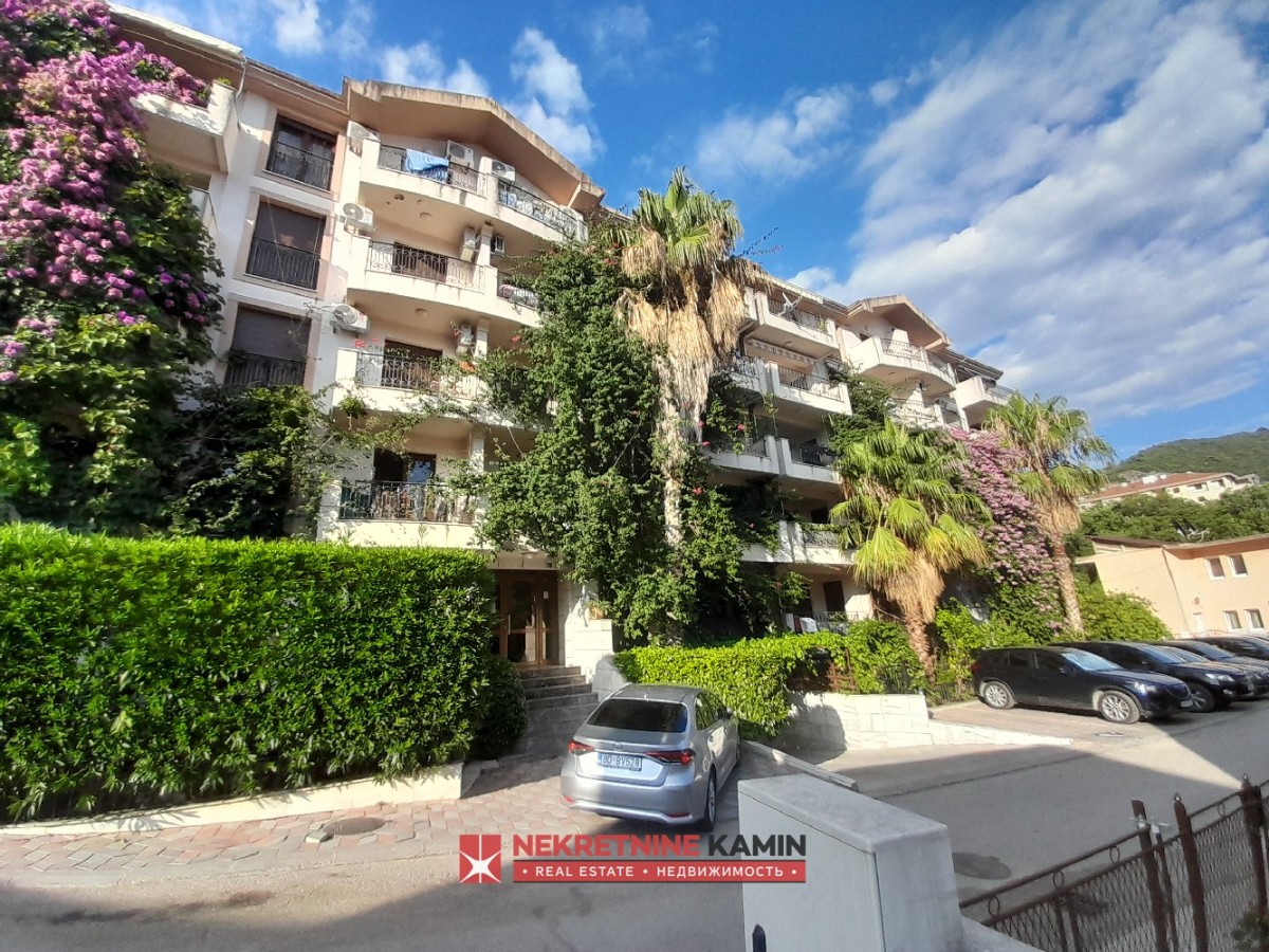 Na prodaju dvosoban stan 69m² sa bazenom i velikim dvorištem – mirna lokacija, idealna za život, Budva